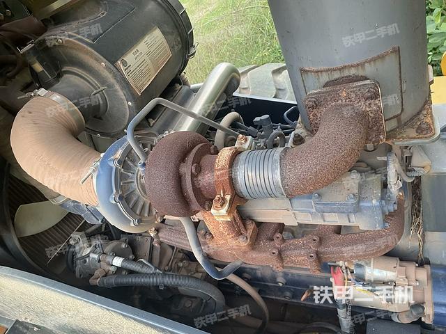 發(fā)動(dòng)機(jī)上部全景（壓路機(jī)發(fā)動(dòng)機(jī)艙）