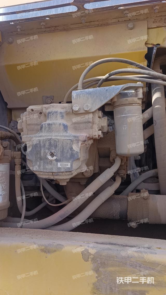 液壓泵艙室正面整體(整機外觀) 液壓泵艙室正面整體(整機外觀)