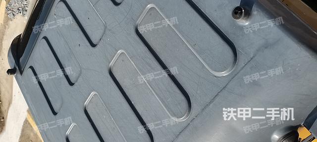 駕駛室頂部(整機(jī)外觀) 駕駛室頂部(整機(jī)外觀)