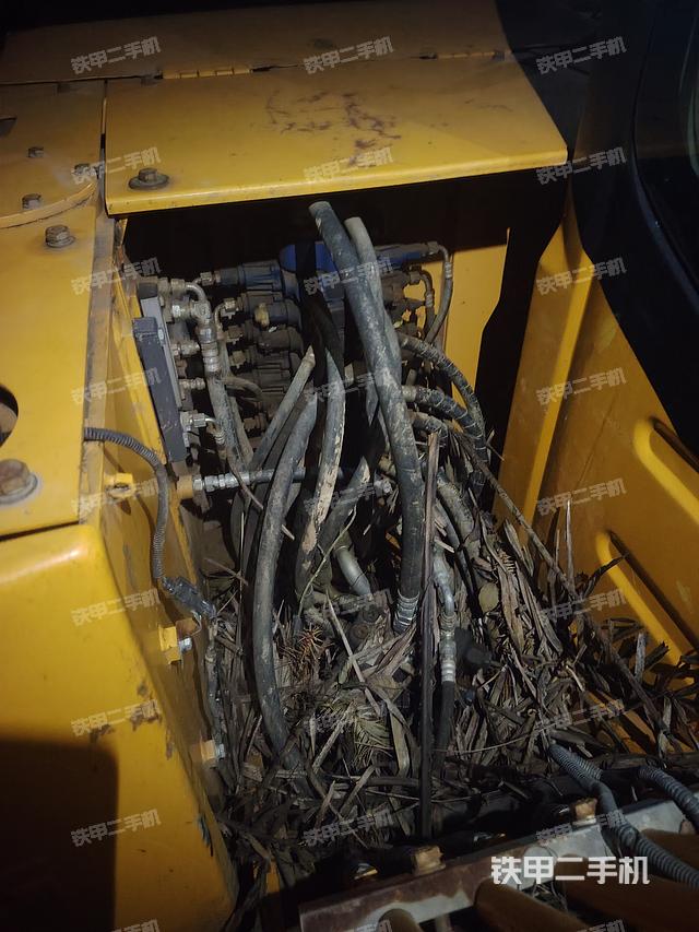 液壓泵艙室正面整體(整機外觀) 液壓泵艙室正面整體(整機外觀)