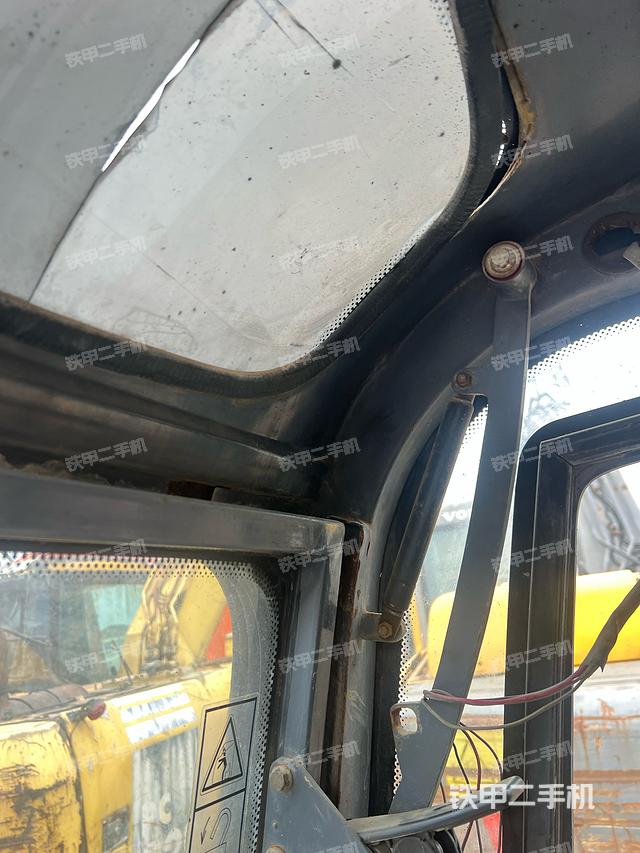 駕駛室頂部（整機外觀）