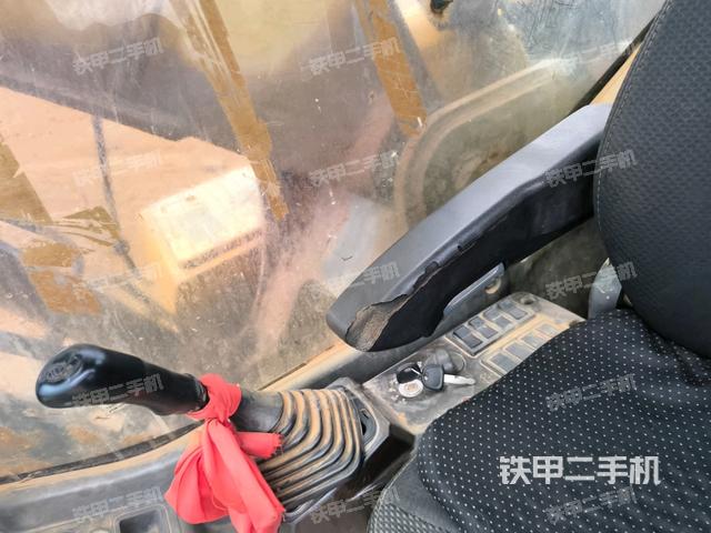 行走控制手柄和踏板?俯拍（駕駛室部分）