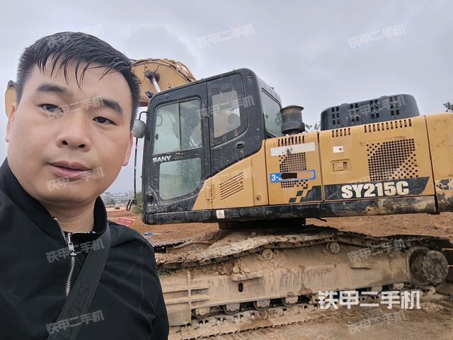 三一重工SY215C挖掘机的设备实拍-第1张实拍照片