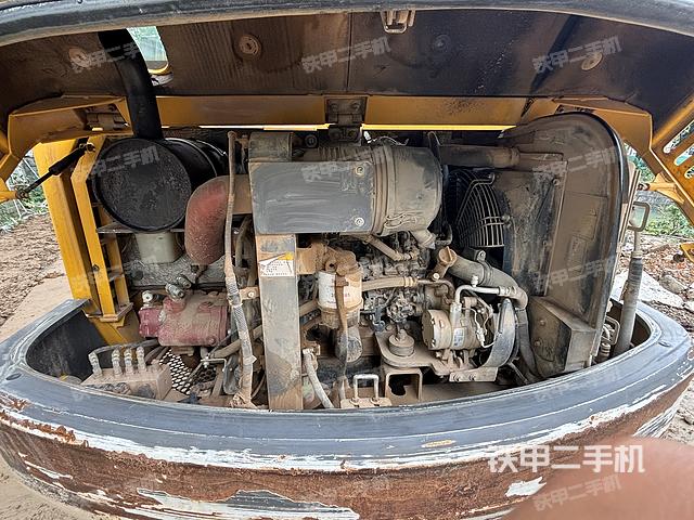 液壓泵艙室正面整體(整機(jī)外觀) 液壓泵艙室正面整體(整機(jī)外觀)