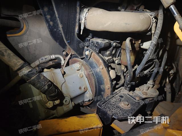回轉(zhuǎn)馬達(dá)和主控閥(整機外觀) 回轉(zhuǎn)馬達(dá)和主控閥(整機外觀)