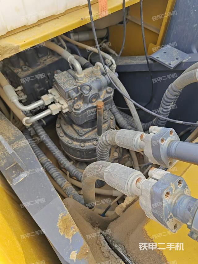 回轉(zhuǎn)馬達(dá)和主控閥（整機(jī)外觀）