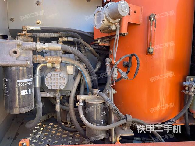 液壓泵艙室正面整體(整機(jī)外觀) 液壓泵艙室正面整體(整機(jī)外觀)