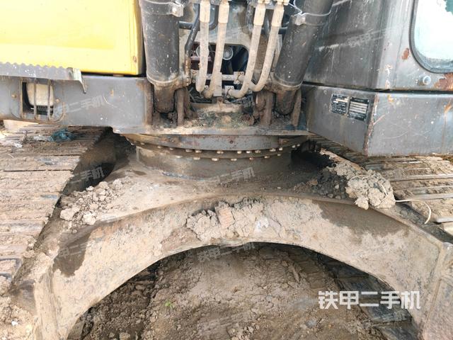 轉盤和下車架正前(工作和回轉裝置) 轉盤和下車架正前(工作和回轉裝置)