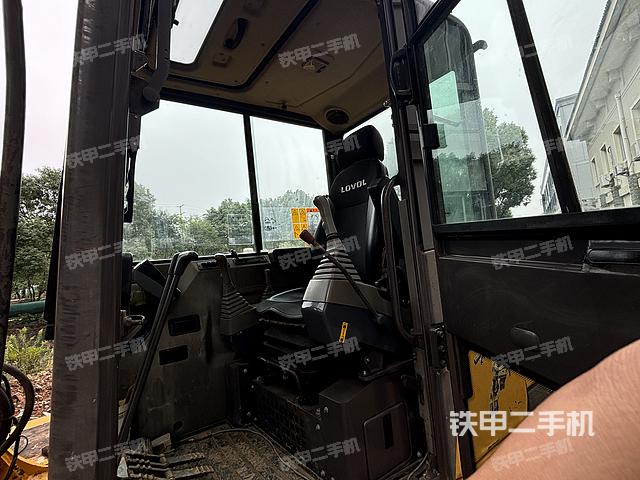 駕駛室整體(整機(jī)外觀) 駕駛室整體(整機(jī)外觀)