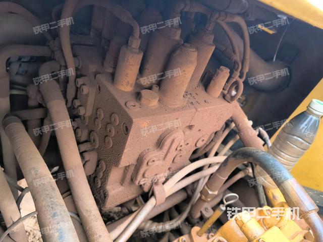 中央回轉(zhuǎn)接頭特寫（上車部件）