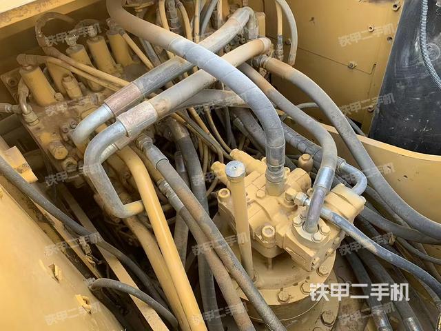 回轉(zhuǎn)馬達(dá)和主控閥（整機(jī)外觀(guān)）