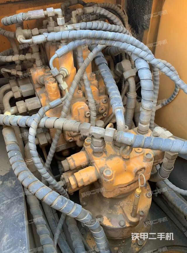 回轉(zhuǎn)馬達(dá)和主控閥（整機(jī)外觀）