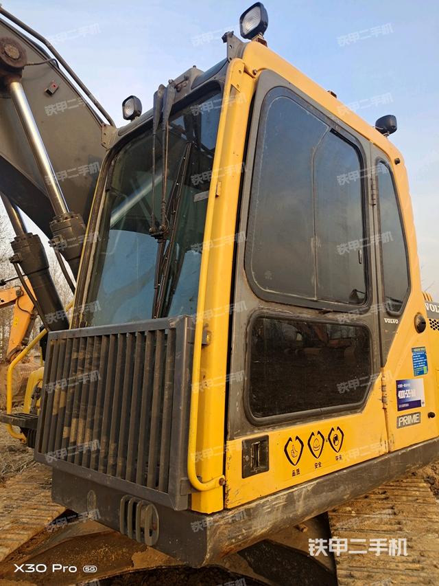 駕駛室整體(整機(jī)外觀) 駕駛室整體(整機(jī)外觀)