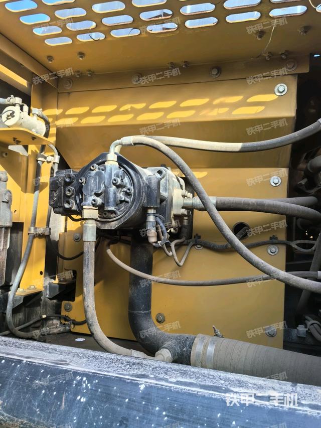 液壓泵艙室正面整體(整機(jī)外觀) 液壓泵艙室正面整體(整機(jī)外觀)