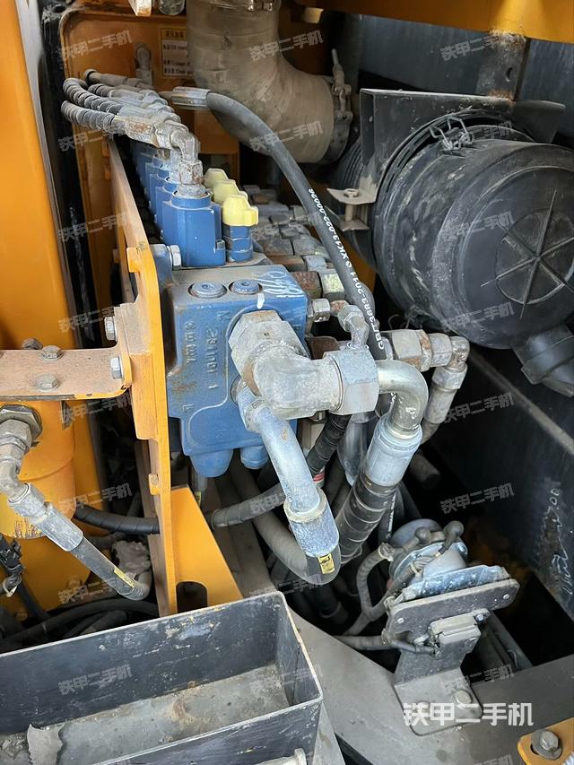 回轉(zhuǎn)馬達(dá)和主控閥（整機(jī)外觀）