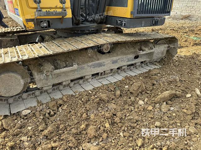 單側(cè)履帶整體(整機(jī)外觀) 單側(cè)履帶整體(整機(jī)外觀)