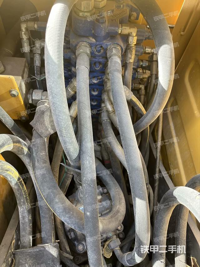 回轉(zhuǎn)馬達(dá)和主控閥(整機(jī)外觀) 回轉(zhuǎn)馬達(dá)和主控閥(整機(jī)外觀)