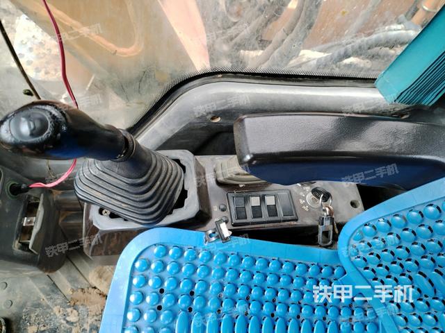 座椅右側(cè)控制臺(tái)/鑰匙門/油門/含右手柄（駕駛室部分）