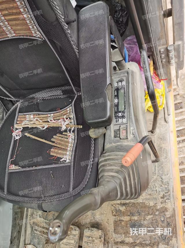 座椅左側(cè)控制臺/音響/含左手柄（駕駛室部分）