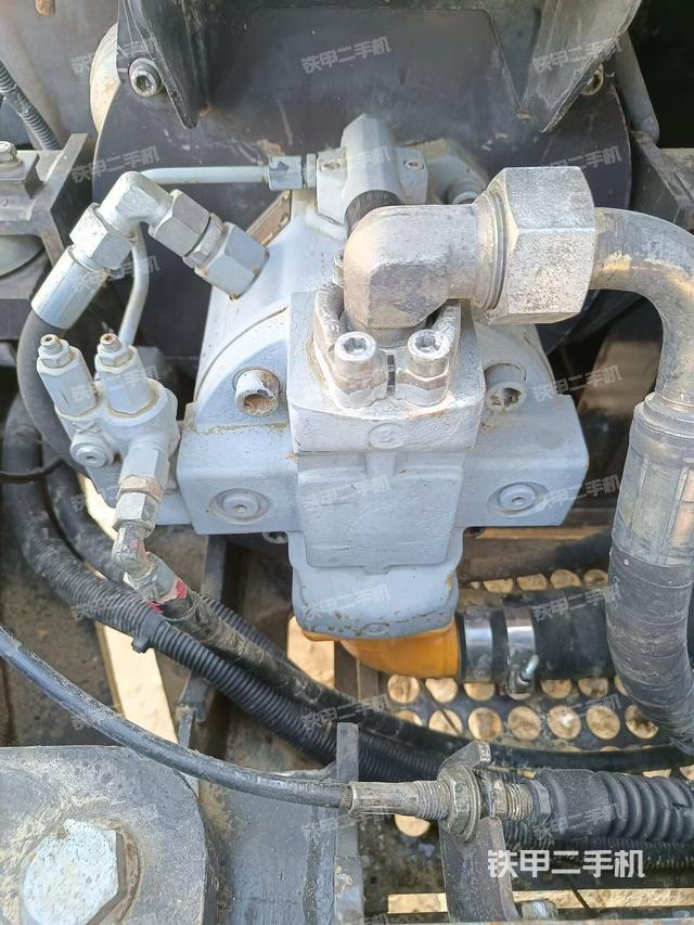 液壓泵艙室正面整體（整機外觀）