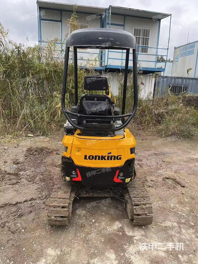 駕駛室頂部(整機(jī)外觀) 駕駛室頂部(整機(jī)外觀)