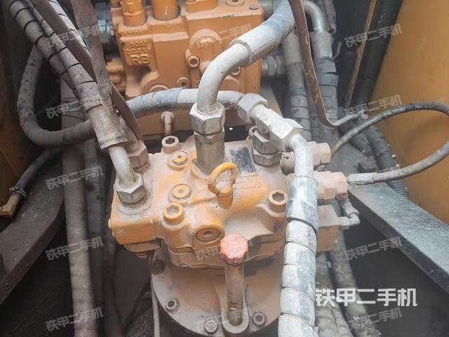 回轉(zhuǎn)馬達(dá)和主控閥（整機(jī)外觀）