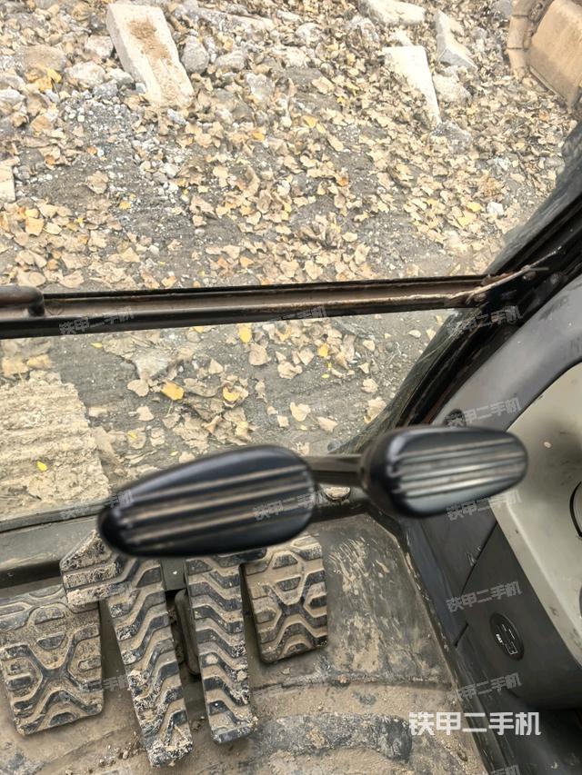 行走控制手柄和踏板?俯拍(駕駛室部分) 行走控制手柄和踏板?俯拍(駕駛室部分)