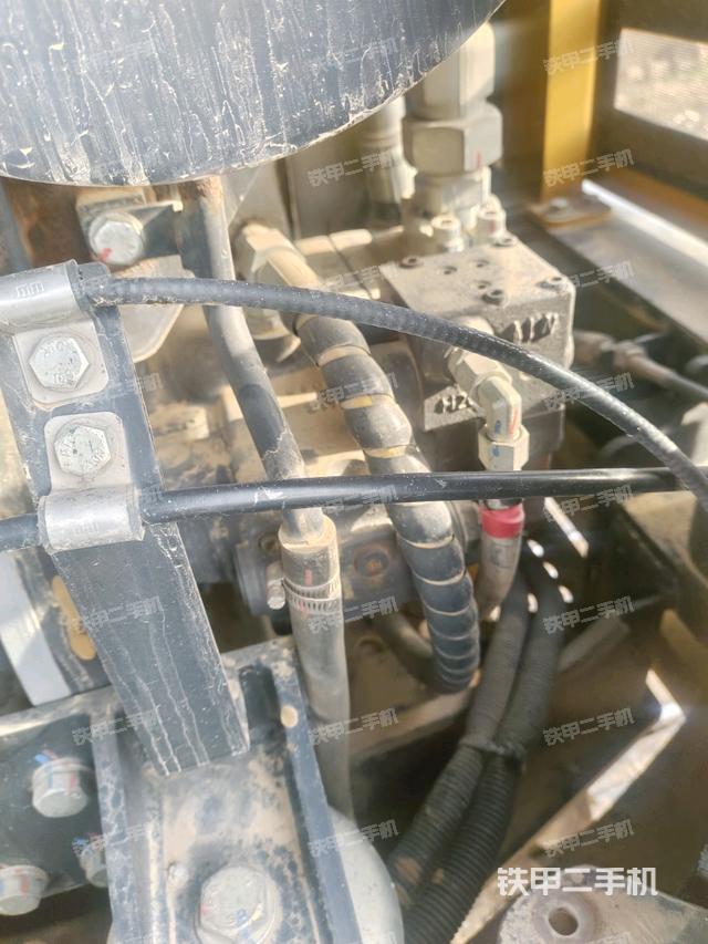 液壓泵艙室正面整體(整機外觀) 液壓泵艙室正面整體(整機外觀)
