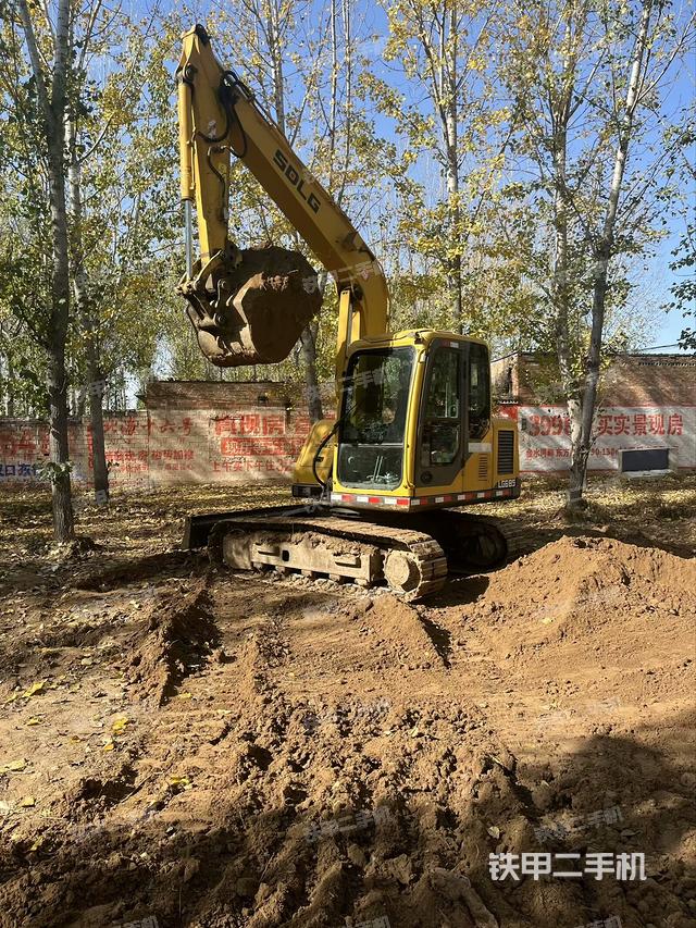 駕駛室整體(整機(jī)外觀) 駕駛室整體(整機(jī)外觀)