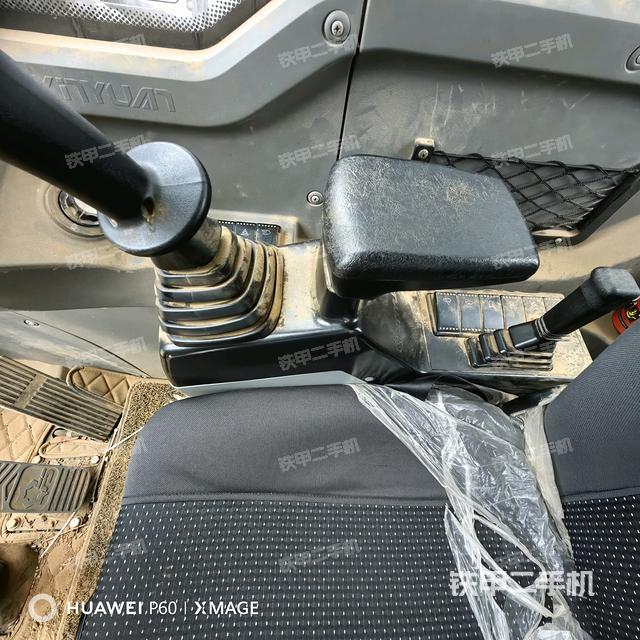 行走控制手柄和踏板?俯拍(駕駛室部分) 行走控制手柄和踏板?俯拍(駕駛室部分)