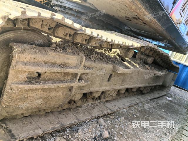 單側(cè)履帶整體(整機(jī)外觀) 單側(cè)履帶整體(整機(jī)外觀)