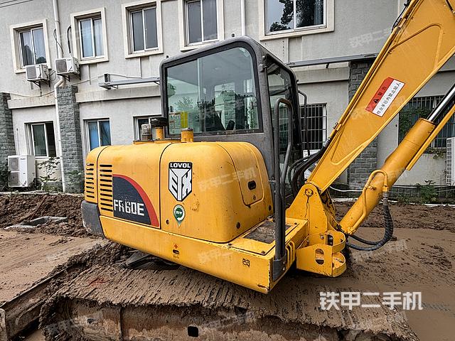 單側(cè)履帶整體(整機(jī)外觀) 單側(cè)履帶整體(整機(jī)外觀)