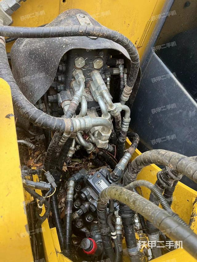 回轉(zhuǎn)馬達(dá)和主控閥(整機(jī)外觀) 回轉(zhuǎn)馬達(dá)和主控閥(整機(jī)外觀)