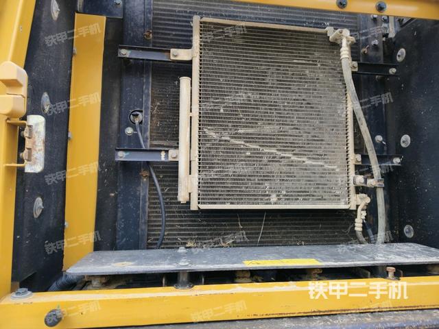 散熱器正面(大件艙室) 散熱器正面(大件艙室)