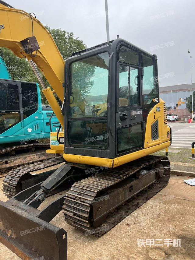 駕駛室頂部(整機(jī)外觀) 駕駛室頂部(整機(jī)外觀)