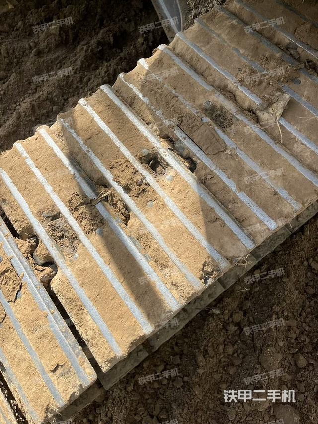 單側(cè)履帶整體(整機(jī)外觀) 單側(cè)履帶整體(整機(jī)外觀)