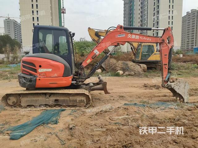 駕駛室頂部（整機外觀）