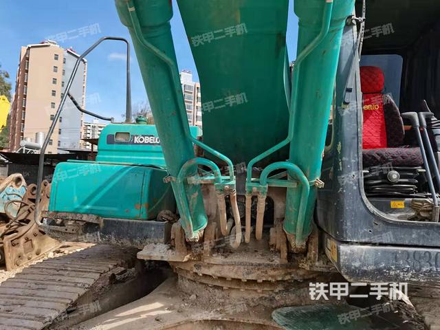 駕駛室頂部(整機(jī)外觀) 駕駛室頂部(整機(jī)外觀)