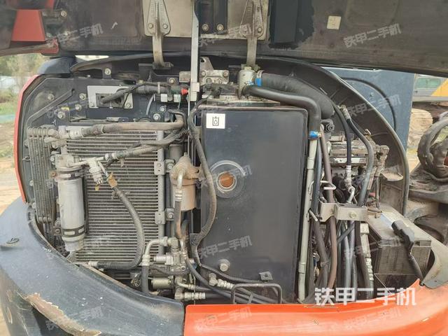 液壓泵艙室正面整體（整機外觀）