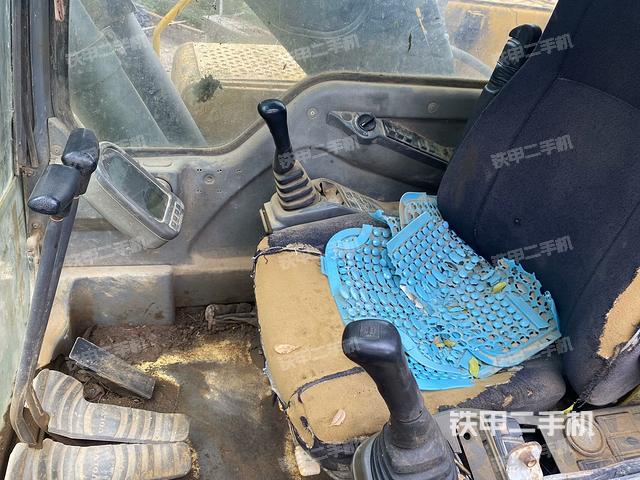 行走控制手柄和踏板?俯拍（駕駛室部分）