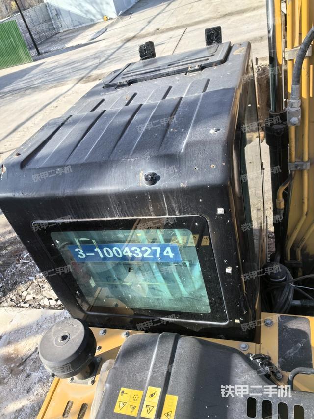 駕駛室頂部(整機(jī)外觀) 駕駛室頂部(整機(jī)外觀)