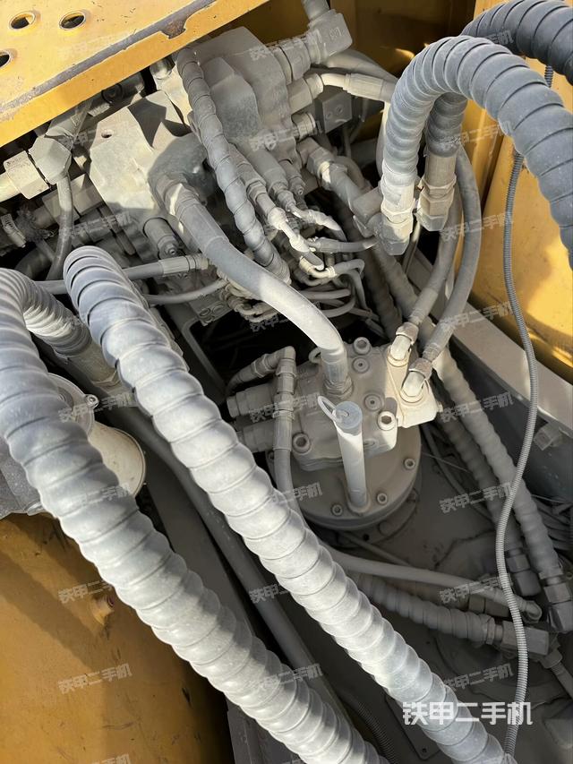 回轉(zhuǎn)馬達(dá)和主控閥(整機(jī)外觀) 回轉(zhuǎn)馬達(dá)和主控閥(整機(jī)外觀)