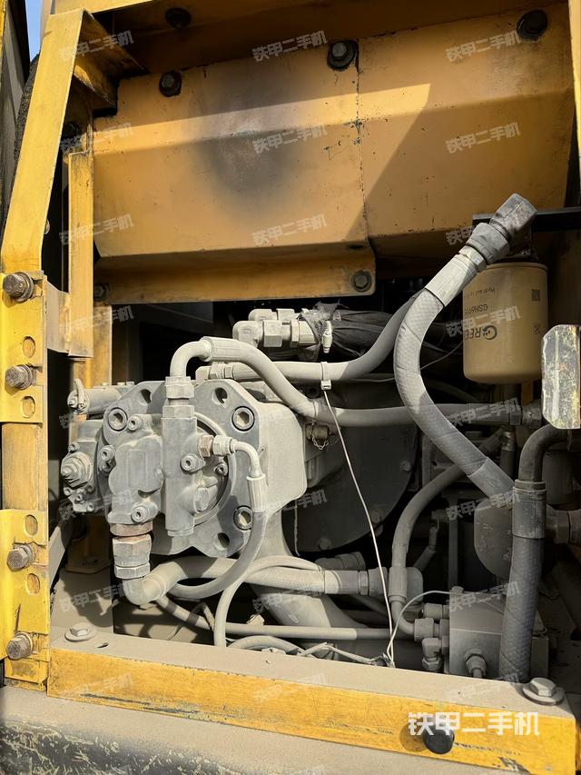 液壓泵艙室正面整體(整機(jī)外觀) 液壓泵艙室正面整體(整機(jī)外觀)