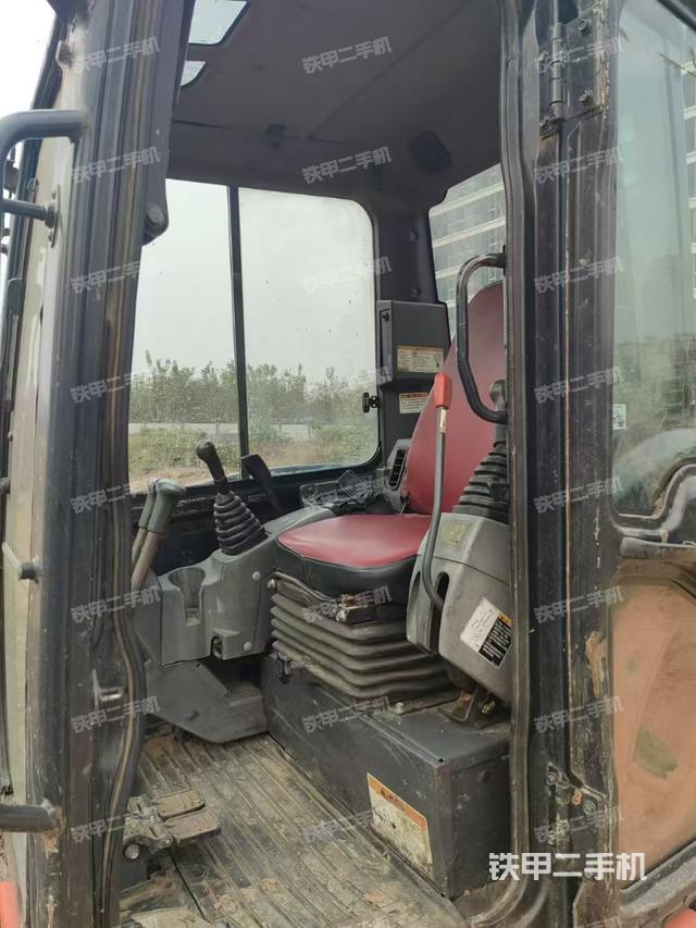 駕駛室整體（整機外觀）