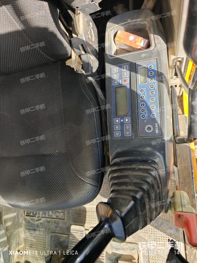 座椅右側(cè)控制臺/鑰匙門/油門/含右手柄(駕駛室部分) 座椅右側(cè)控制臺/鑰匙門/油門/含右手柄(駕駛室部分)