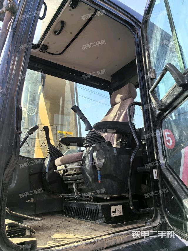 駕駛室整體(整機(jī)外觀) 駕駛室整體(整機(jī)外觀)