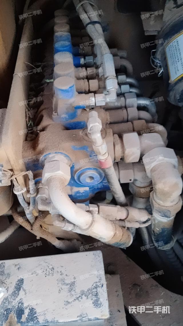 回轉(zhuǎn)馬達(dá)和主控閥（整機(jī)外觀）