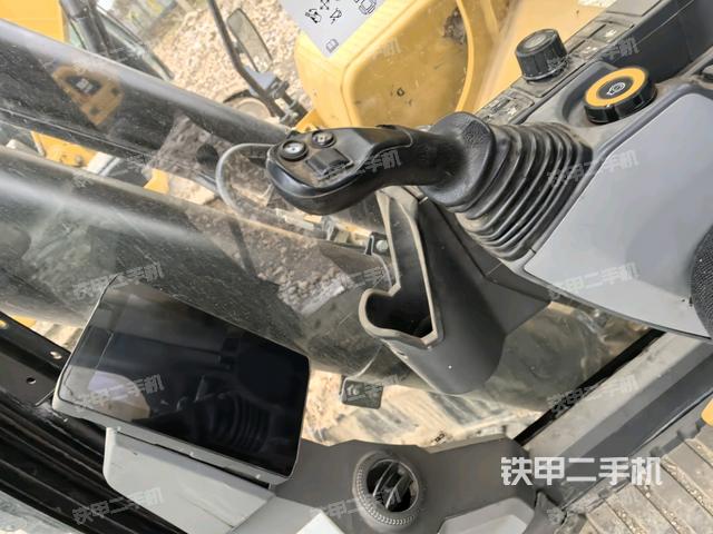 座椅右側(cè)控制臺(tái)/鑰匙門(mén)/油門(mén)/含右手柄(駕駛室部分) 座椅右側(cè)控制臺(tái)/鑰匙門(mén)/油門(mén)/含右手柄(駕駛室部分)