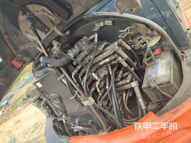 回轉馬達和主控閥（整機外觀）