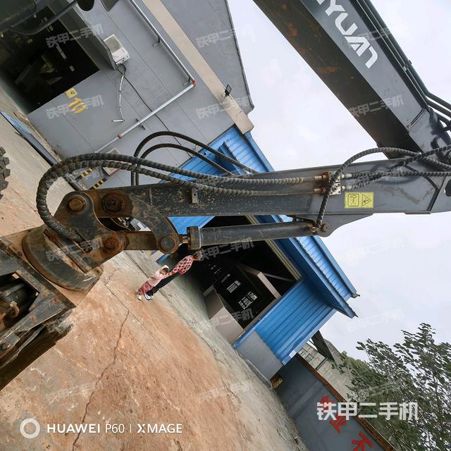鏟斗右后整體(工作和回轉(zhuǎn)裝置) 鏟斗右后整體(工作和回轉(zhuǎn)裝置)
